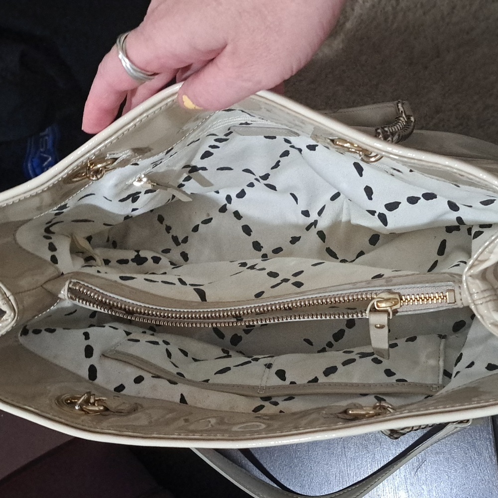 Kate Spade Elegant Beige Striped patent leather Handbag - Picture 6 of 10